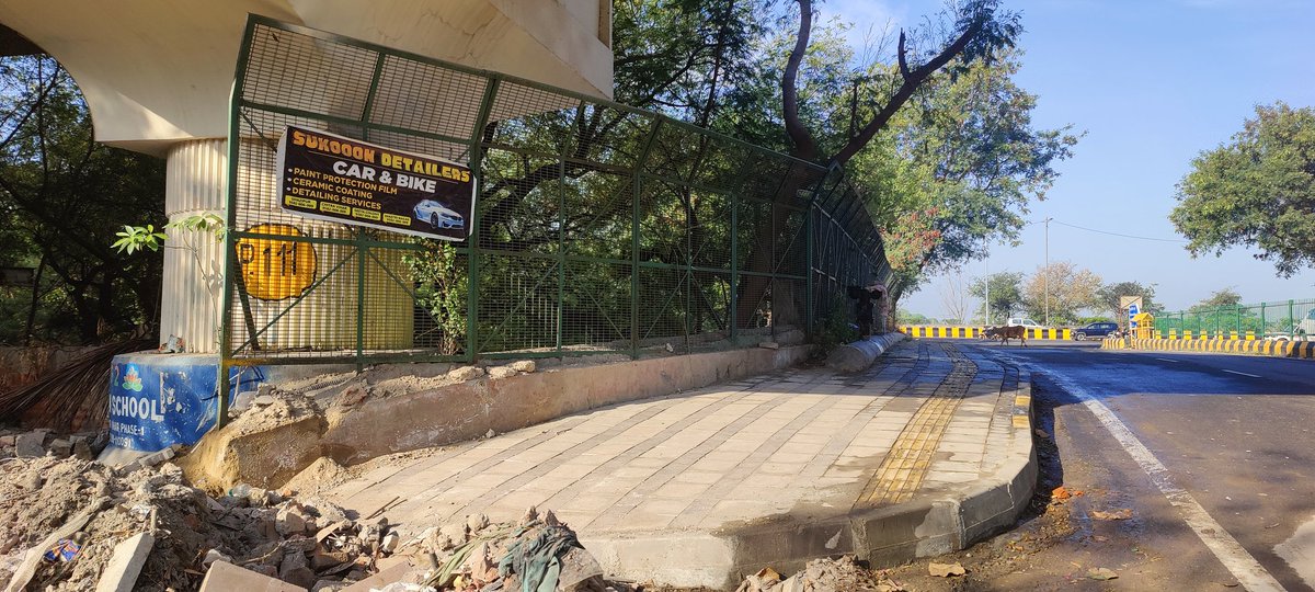 runindiarun's tweet photo. @gupta_rekha @p_sahibsingh @DelhiJalBoard @dtptraffic Every day between 7-8am the main water pipeline valve is opened by cab drivers to wash their cars near Pillar 111 Mayur Vihar Extension Metro. 1000s of litres of water down the drain! Please put a stop to this huge waste 🙏 https://t.co/LdvnANVY4m