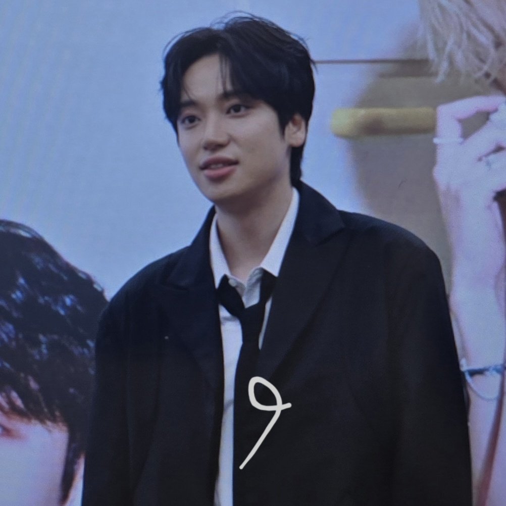 허접한 프리뷰🤣 오늘의 니엘이 
스폐셜 착장은 수트