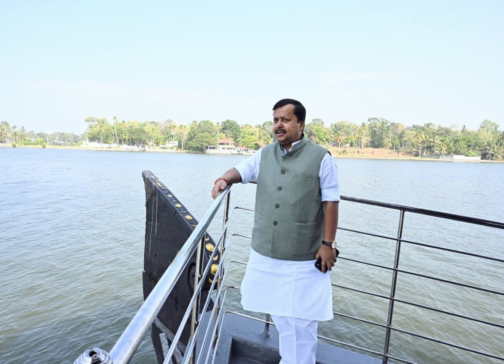 NitinNabin's tweet photo. Today, I had the opportunity to experience the serene backwater of Keralam.

Globally renowned for their natural beauty, these backwaters hold immense tourism potential that remains underutilised due to the failures of the UDF and LDF. We are committed to unlocking their full potential and positioning Keralam as a preferred global tourism destination.

കേരളത്തിലെ ശാന്തസുന്ദരമായ കായൽപരപ്പുകൾ സന്ദർശിക്കാനും അവയുടെ ഭംഗി ആസ്വദിക്കാനും എനിക്ക് ഇന്ന് അവസരം ലഭിച്ചു. 

കേരളത്തിന്റെ ഈ പ്രകൃതിഭംഗിക്ക്, ലോകപ്രശസ്തമായ ഈ കായലോരങ്ങൾക്ക് അനന്തമായ വിനോദസഞ്ചാര സാധ്യതകളാണുള്ളത്. എന്നാൽ എൽഡിഎഫിന്റെയും യുഡിഎഫിന്റെയും ഭരണപരാജയങ്ങൾ കാരണം ഈ സാധ്യതകൾ വേണ്ടവിധം പ്രയോജനപ്പെടുത്താൻ ഇതുവരെ സാധിച്ചിട്ടില്ല. ഈ സാധ്യതകൾ പൂർണ്ണമായി വിനിയോഗിക്കാനും കേരളത്തെ ലോകത്തെ ഏറ്റവും മികച്ച വിനോദസഞ്ചാര കേന്ദ്രങ്ങളിൽ ഒന്നാക്കി മാറ്റാനും ഞങ്ങൾ പ്രതിജ്ഞാബദ്ധരാണ്.

@BJP4Keralam