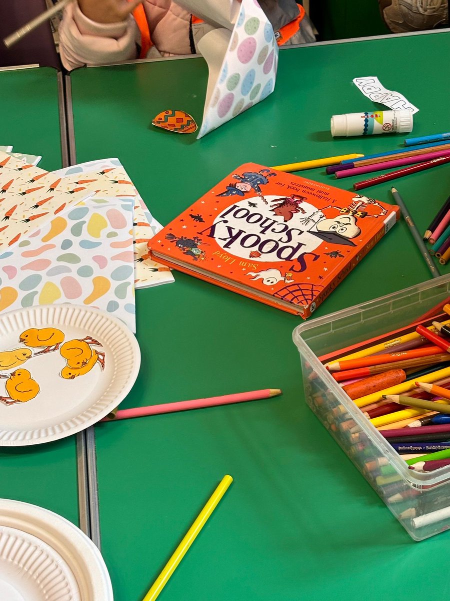CharltonLib's tweet photo. We enjoyed crafting at #CharltonLibrary yesterday, making Easter themed cards! 🎨🐣 For more crafts, join us on Tuesdays at 10.30-11.30am for #MessyMorning + Saturdays for #LibraryFunClub at 10.30-11.30am to make friends, borrow books + create! 📚 #LoveYourLibrary https://t.co/ntgK0bTqtW