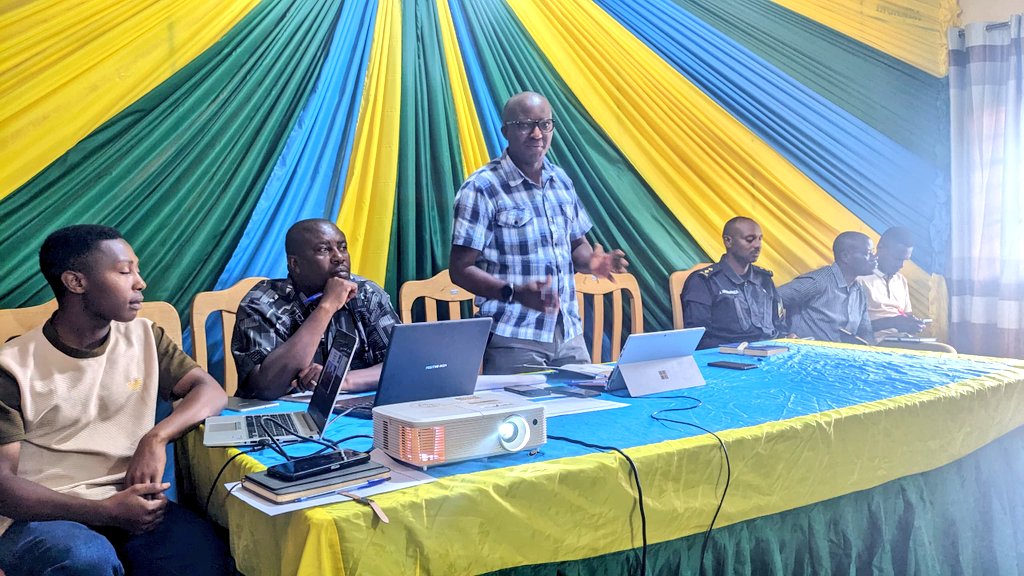 RusiziDistrict's tweet image. Visi meya @AlfredHabimana , ari kuganira n'abayobozi b'ibyiciro by'abayobozi bitandukanye bikorera mu murenge wa #Nkanka ku bijyanye na gahunda za Leta zirimo #Ejoheza, VUP/FS,#MUSA, gahunda yo kwivana mu bukene n'ibindi.