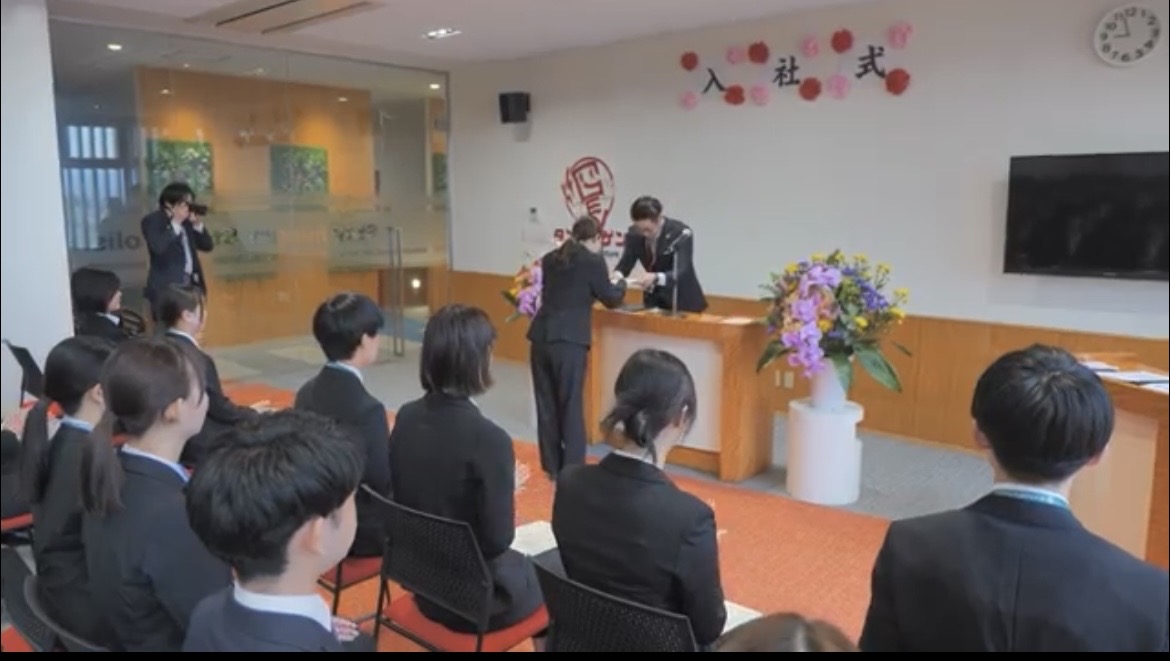 naogordon's tweet photo. 家具D2Cのタンスのゲン株式会社では、2026年4月1日、入社式が開催されました。福岡県大川市の当社に、今年も日本全国の様々な地域から入社いただきました。大川を、世界のインテリアバレーに。関わる皆々様の幸せにつながるよう取り組んでいきます。 https://t.co/aoBkn1qKga