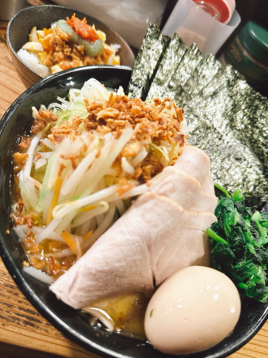kjmax81040181's tweet photo. 家系ラーメン『クックら』

チャーシューメン
野菜盛り大
半タマゴまぶし
Xサービス+感謝🎶

®️美味過ぎ警戒アラート🔔発令
®️燻製焼豚🥩最高Death〜🤟
®️盛りが美しい🤩✨👍

クックら®️皆々様
今夜も最高の一杯を
ありがとうございました😊 https://t.co/ArKrE5SqYx