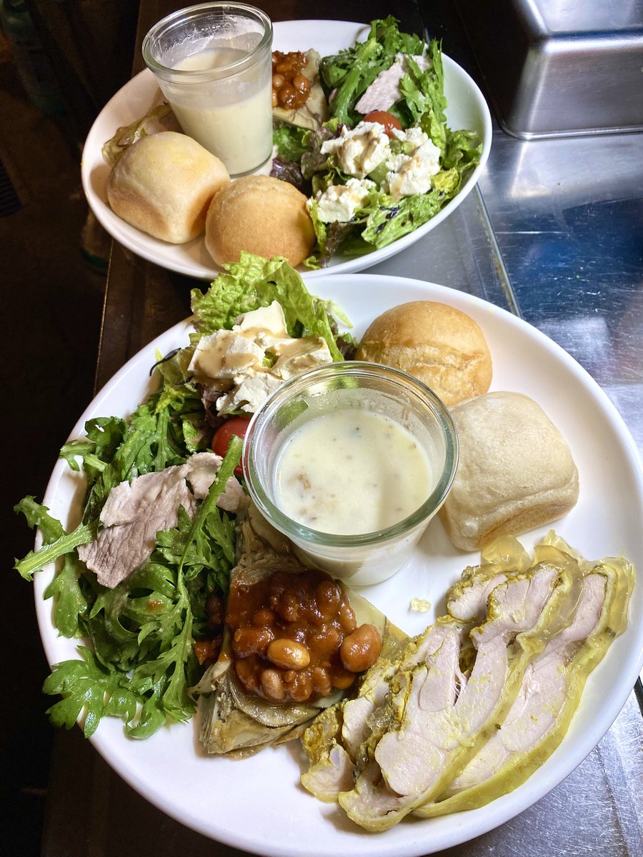 昨日の米粉パンランチプレートはこんな感じ！米粉パンは密度があるので結構お腹いっぱいになりますよ。
次回4/28(火)の内容はまだ未定ですが、オリエントの自家製ハムとJun’s Rice Partyのパンで、バゲットサンド、サラダ、スープみたいな感じにしようか的な話はありましたね。
この機会に是非どうぞ！