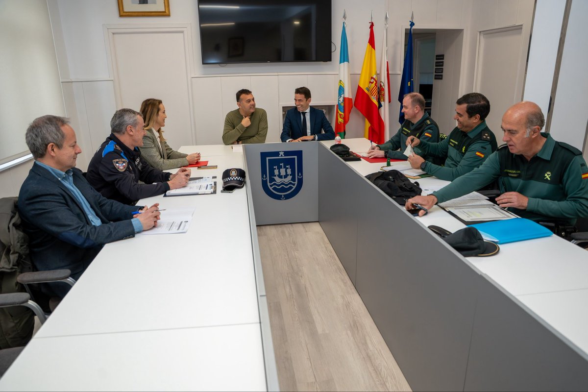 El delegado del Gobierno en #Cantabria, <a href="/pedro_casares/">Pedro Casares</a>, ha presidido la Junta Local de Seguridad de Marina de Cudeyo junto al alcalde, <a href="/PEDROFERRADAS/">PEDRO PEREZ FERRADAS</a>

➡️El municipio cerró 2025 con una reducción del 8,46% de la criminalidad convencional 

📍 mptmd.gob.es/portal/delegac…