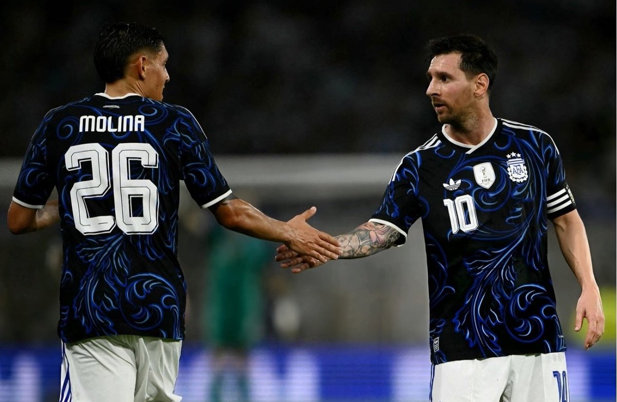 Vaya fotón, Messi dándole la mano al mejor jugador del mundo.