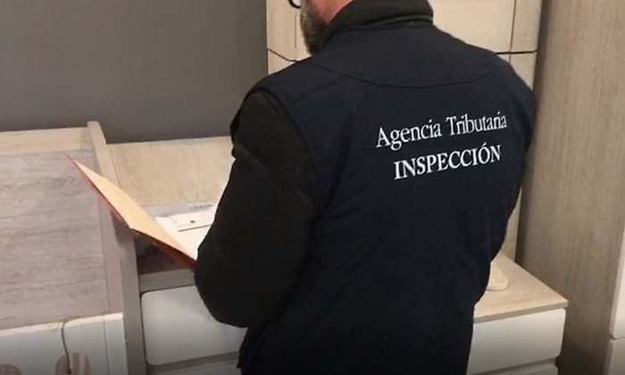 El Tribunal Supremo establece que Hacienda no puede entrar en un domicilio o negocio si no informa previamente al contribuyente de su derecho a negarse, anulando así las pruebas obtenidas en esos registros.

Fuente: El Economista
eleconomista.es/legal/amp/1384…

Más información: