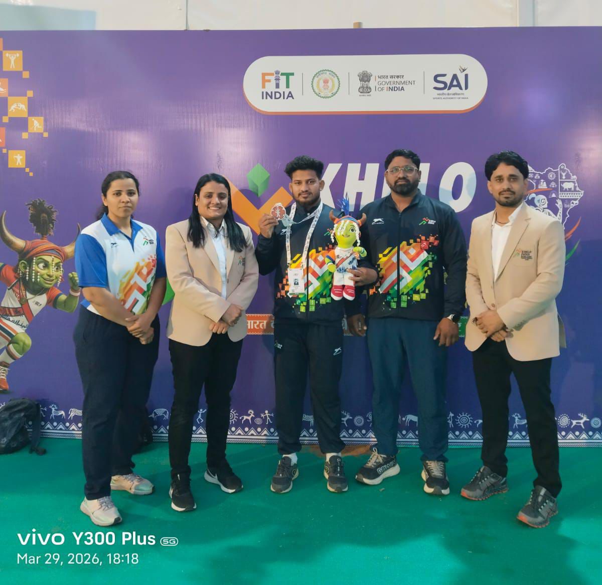 Info_Vadodara's tweet image. દેશના સર્વપ્રથમ 'ખેલો ઈન્ડિયા જનજાતીય ખેલ-મહોત્સવ'માં સ્વર્ણિમ ગુજરાત સ્પોર્ટ્સ યુનિવર્સિટીના કુશળ કુસ્તીબાજ મુકેશ વસાવાએ સિલ્વર મેડલ મેળવી રચ્યો ઈતિહાસ.
#kheloindia
#achievement 
@CollectorVad