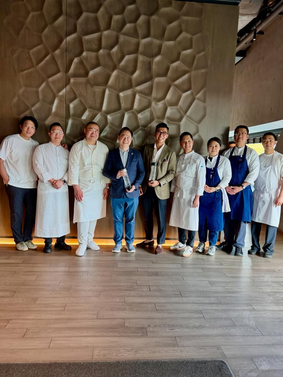 JeannieChoLee's tweet image. Korea Day Lunch at Mosuhongkong with Korean chefs in town from Mosu Seoul, Restaurant Allen, Fiotto Busan, Restaurant San and Soigne Seoul — fabulous 12 hands lunch! 👏👏👏 So proud to be Korean ☺️ Good luck tomorrow， Asia‘s 50 Best Restaurants!

#korea #food #koreanstyle #kfood