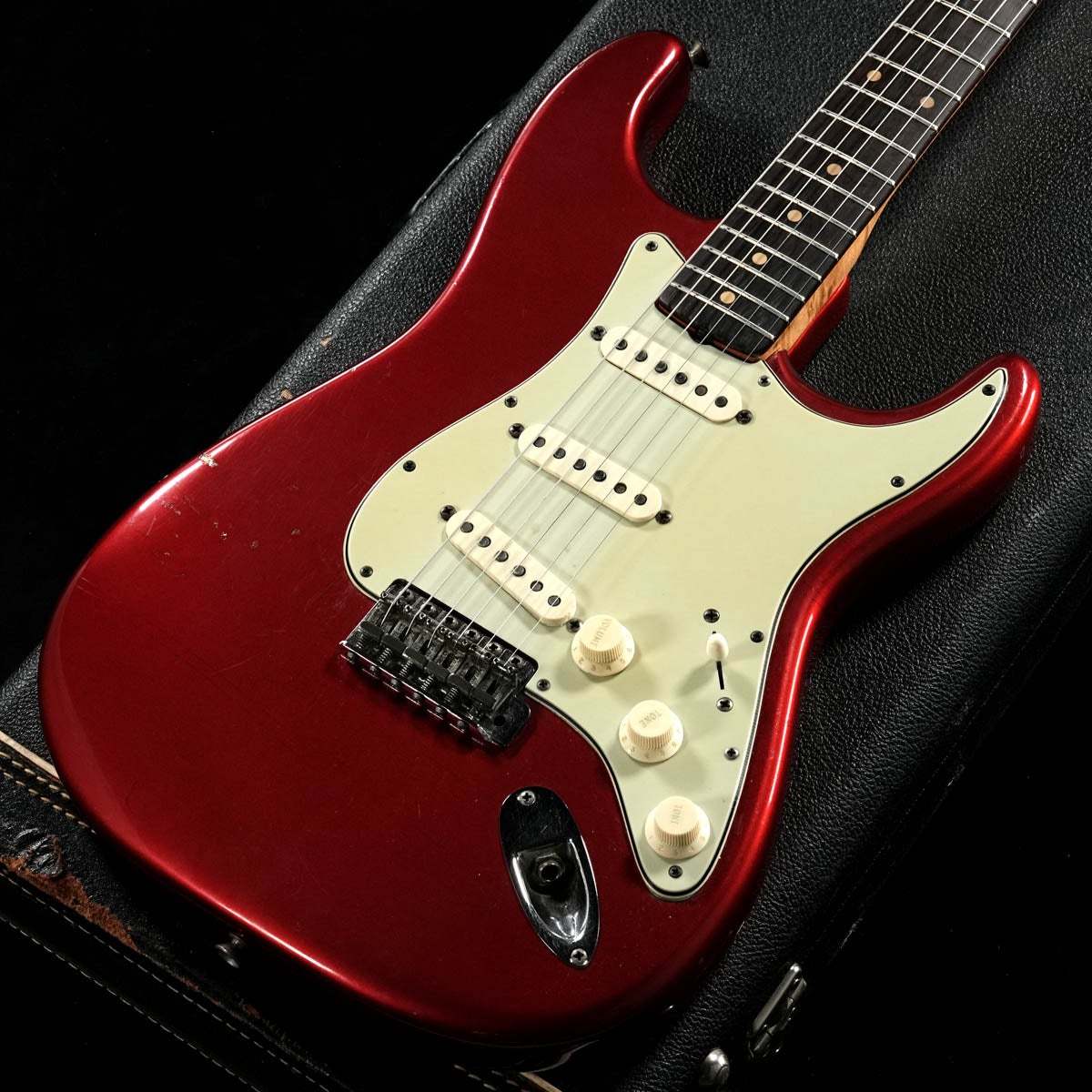 1484shibuya's tweet image. 1960s Stratocaster Factory Refinish Candy Apple Redが入荷！！年式違いはございますが木部・電装系はプリCBS期で構成されている個体です。プレイアビリティも良く、オススメです。ぜひこの機会にご検討くださいませ。
store.ishibashi.co.jp/view/item/0000…
#Fender #Stratocaster #vintage
