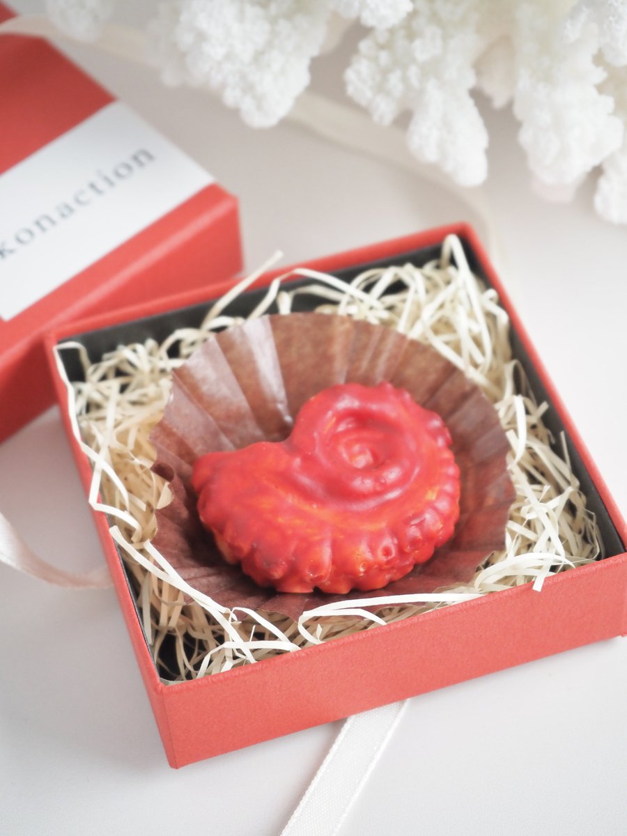 takonaction_'s tweet photo. 【お待たせしました😭】タコチョコやっと！！WEBショップで販売🎉タコケーキに乗ってるタコと同等のタコです。価格もなんとかタコらしくできました🐙こだわりの断面も楽しんでほしいなあ（捕獲ページはリプに繋げます https://t.co/nuxk8VaTil