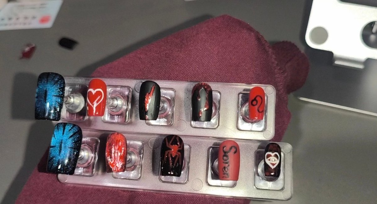 Selinanull's tweet photo. There are two versions in the picture, but in fact, it only changes the position of the cat's eye, yeah, that's right.This is the impression manicure I designed for Soren.
#howtobreakupwithyouryandereboyfriend#Soren#Nail art display https://t.co/sfJlrGDq60