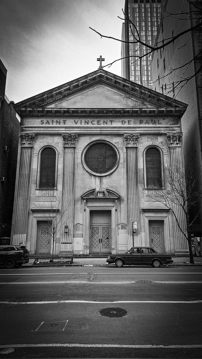 gristdezza's tweet photo. @BWPMag #smartshots NYC from 2025... the old volvo in front of the church looked so retro. Taken on my Samsung A52 as didnt have time to use my Canon. #newyorkcity #newyorkphotography #nycphotos https://t.co/COrSCNJTOu
