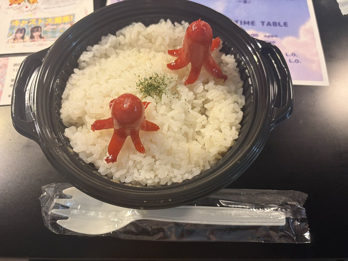 9310135's tweet photo. りっこーさん出勤との事で、すごーく久しぶりにディアステに行きました。

雨。

ディア飯、ご飯の下にカレーがあって驚きました。

最近、配信も観てなくて本当にご無沙汰だったのですが、てやちゃん、なんて歌を歌うのだw https://t.co/syrahY5b0V