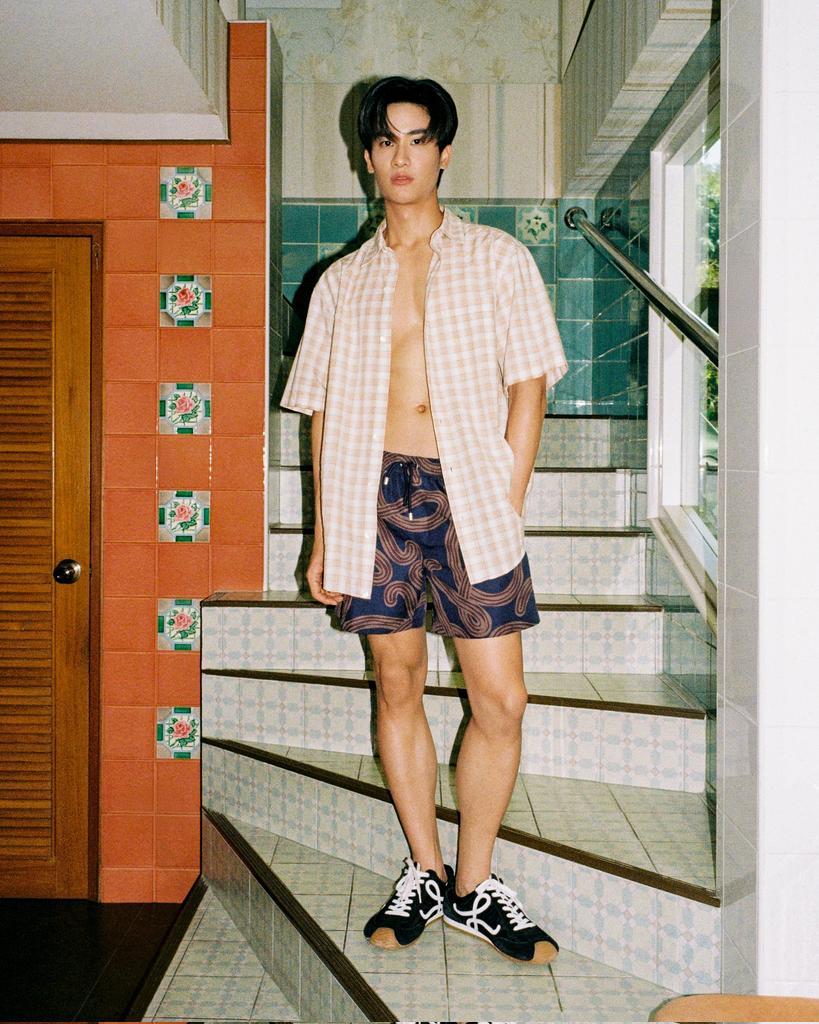 EverydaynewsTH's tweet photo. ส่งภาพสุดเซ็กซี่ของ "เต ตะวัน" @Tawan_V แบรนด์แอมบาสเดอร์ของ #LOEWE กับแคมเปญสุดพิเศษเฉลิมฉลองเทศกาลสงกรานต์ 2026 มาพร้อมลุคใหม่รับลมร้อนจากคอลเล็กชั่น Paula's Ibiza 

#TawanV 
#LOEWEpaulas https://t.co/RVJXXvcF6K