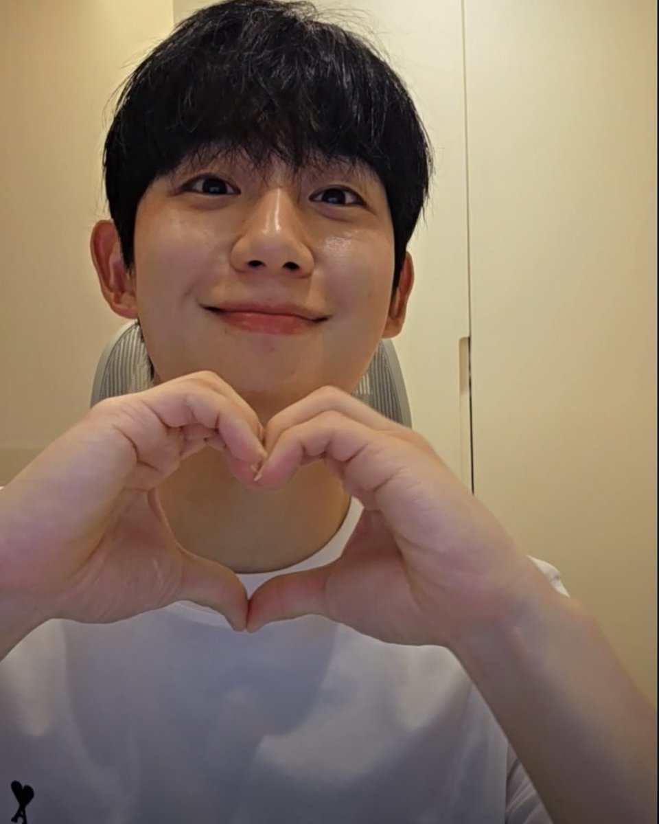 hi_100401's tweet photo. 가족들이랑 행복한 저녁시간 보내시길🫶🏻 https://t.co/38XB0xRJxh