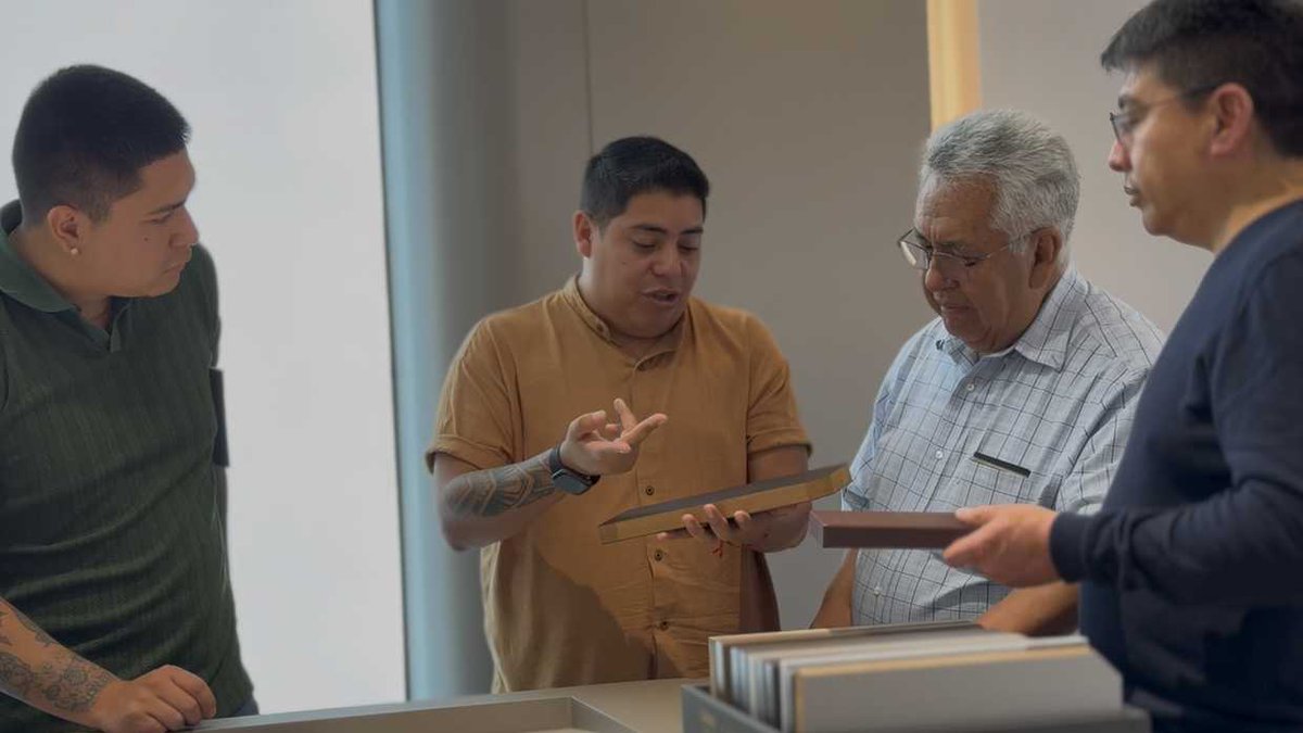 xinchuang_mater's tweet photo. 🌍 Overseas clients visiting our showroom!🤝
Hands-on discussion about premium EB SINAI films &amp; panels.✨🏭
https://t.co/Aow3nFJ3NN
#EBSINAI #EBTechnology #GlobalBusiness #OverseasPartners https://t.co/75wuk85Ab7