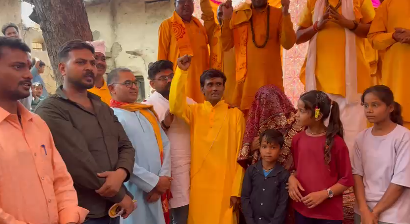 bstvlive's tweet photo. चित्रकूट : परिवार ने फिर अपनाया सनातन धर्म

➡3 पीढ़ी पहले किया था धर्म परिवर्तन
➡पत्नी-बच्चों संग विधिवत किया धर्म ग्रहण
➡पहाड़ी थाना क्षेत्र के दरसेंडा का मामला

#Chitrakoot #ReligionChange #SanatanDharma @chitrakootpol https://t.co/yEuXRhcOqO