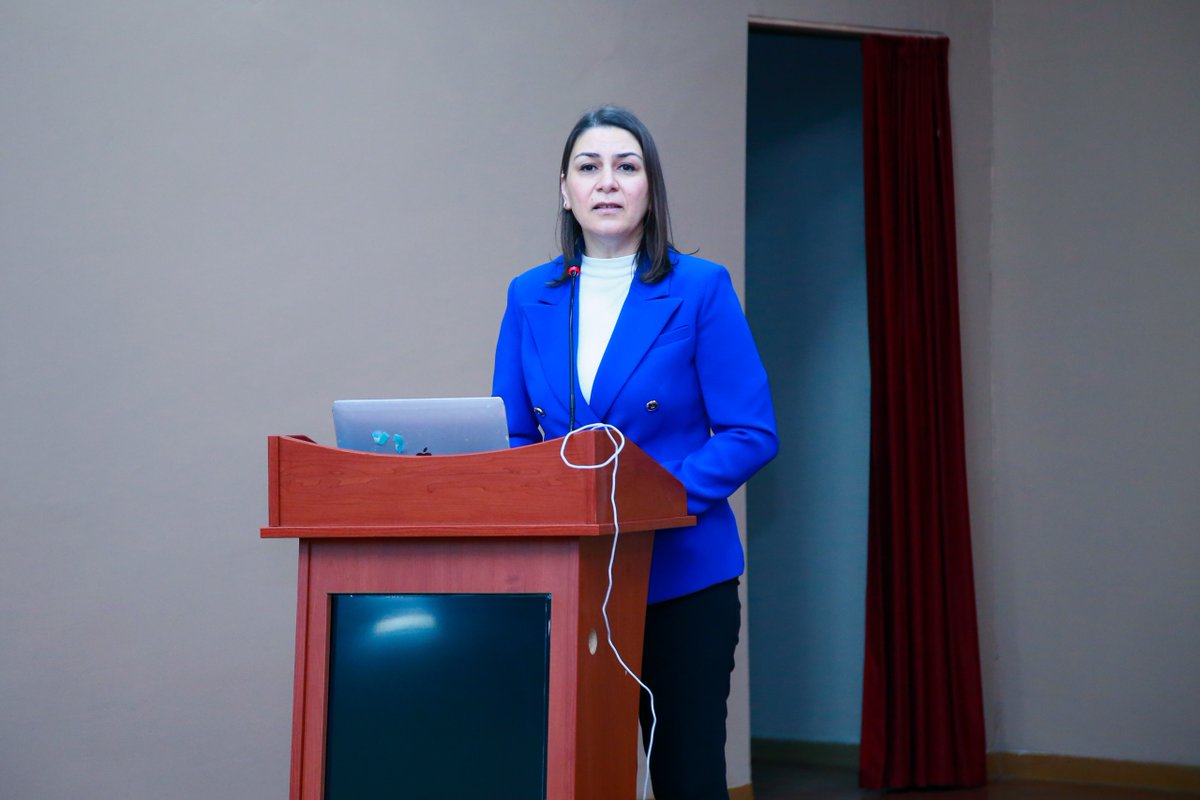 trakya_univ's tweet photo. TRAKYA ÜNİVERSİTESİ’NDE “PROFESYONEL İMAJ VE DİJİTAL İTİBAR: LINKEDIN’DE ÖNE ÇIKMA” EĞİTİMİ GERÇEKLEŞTİ

Trakya Üniversitesi İktisadi ve İdari Bilimler Fakültesi’nde düzenlenen “Profesyonel İmaj ve Dijital İtibar: LinkedIn’de Öne Çıkma Sanatı” başlıklı eğitimde, dijital dünyada güçlü bir kişisel marka oluşturmanın incelikleri ele alındı.

İktisadi ve İdari Bilimler Fakültesi Dekanı Prof. Dr. Cemile Arıkoğlu Ündücü, açılış konuşmasında dijital çağda “kim olduğumuzu” ve “nasıl algılandığımızı” yönetmenin önemine dikkat çekti. 

Akademik birikimin doğru kanallar aracılığıyla profesyonel ağlara aktarılmaması durumunda potansiyelin sınırlı kalacağını belirten Prof. Dr. Ündücü, LinkedIn’in artık yalnızca bir özgeçmiş havuzu değil, profesyonel kimliğin ve vizyonun canlı bir yansıması olduğunu vurguladı.

Eğitim, dijital ekosistem alanındaki çalışmalarıyla tanınan MarkeFront CEO’su Aytaç Mestçi tarafından verildi. 

Programda; dijital dünyada profesyonel bir imaj oluşturmanın temel unsurları, LinkedIn profilinin etkili ve stratejik biçimde yapılandırılması, içerik üretimi ve kişisel marka yönetimi gibi konular ele alındı. Katılımcılar ayrıca, iş dünyasında görünürlük kazanma, doğru ağlar kurma ve kariyer fırsatlarını artırmaya yönelik pratik bilgiler edinme imkânı buldu.

Fakülte tarafından düzenlenen etkinlik, öğrencilerin mezuniyet sonrası iş hayatına daha donanımlı hazırlanmasına katkı sunarken, dijital çağın gerekliliklerine uyum sağlama konusunda da önemli bir rehber oldu.

https://t.co/EjA00Yugpq

#TrakyaÜniversitesi #İktisadiveİdariBilimlerFakültesi