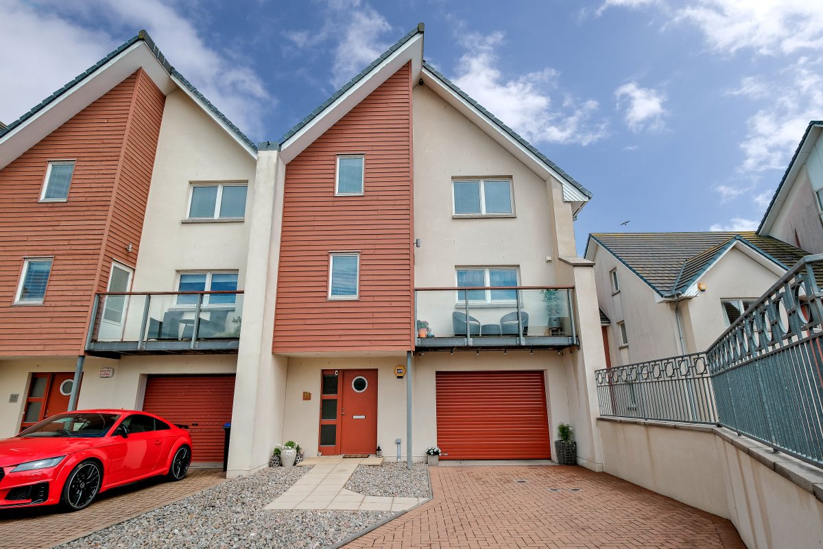 For sale | An immaculate 4-bedroom townhouse on 3 floors with balcony and magnificent views. Viewing is highly recommended...

📍  18 The Quay, Newburgh
📞 01224 626100
🔗 bit.ly/stron-18thequay