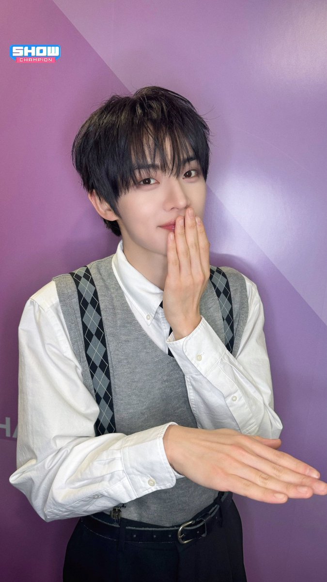 택배 상자를 든 네오 tweet media