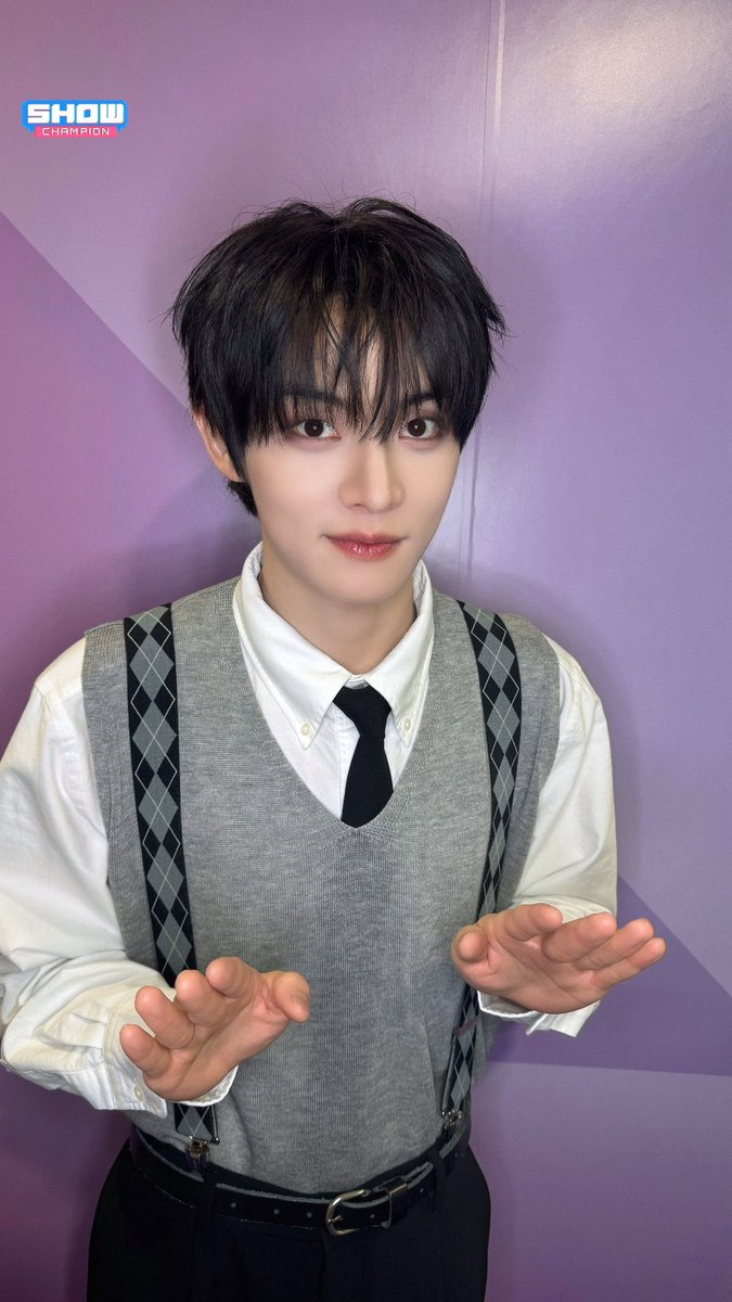 택배 상자를 든 네오 tweet media