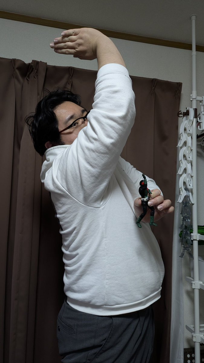 今朝の地震の影響で、我が家の本郷は謎のポーズで倒れておりました(笑)