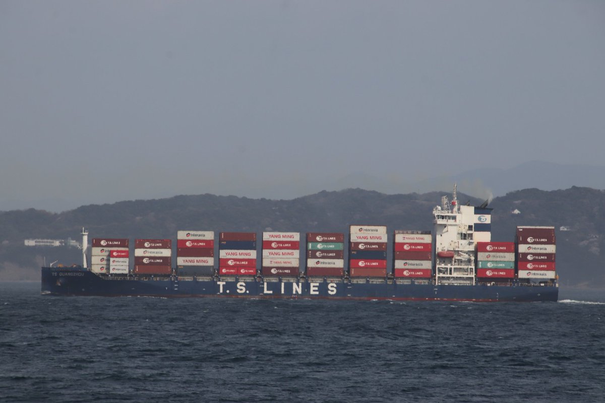3/30 「TS GUANGZHOU」 中国、赤湾(CHIWAN)より 大阪港へ向けての通過 CSSC製の1900TEU型、 ハウス等も大型で ...