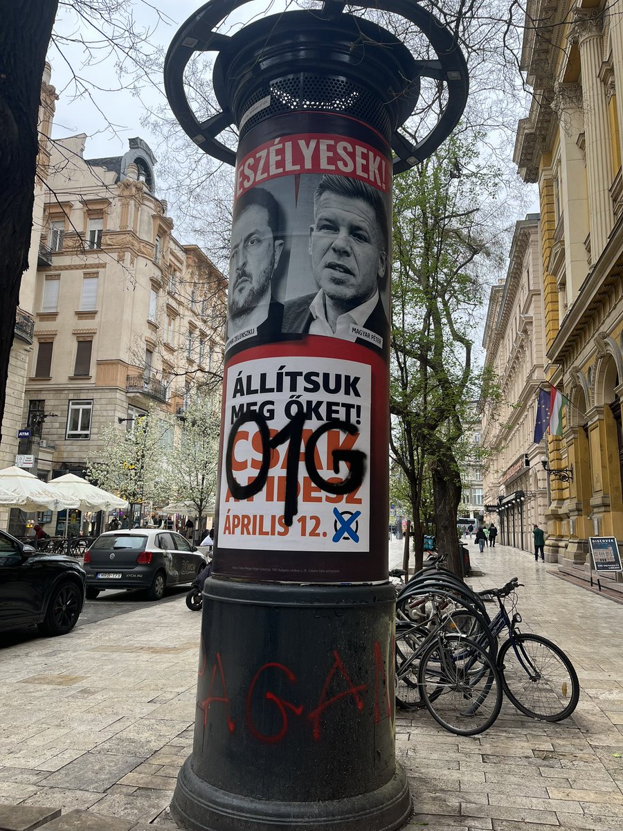mertyalaniz's tweet photo. Macaristan’da seçime 11 gün kaldı. Orban güvenlik yaklaşımlı, Ukrayna’ya yardım karşıtı ve anti-Brüksel propagandasına son sürat devam ediyor.  Budapeşte’de duraklarda, duvarlarda, her bir köşede Zelenski afişlerini görmemek imkansız. Muhtemelen Kiev’de bu kadar fotosu yoktur https://t.co/TLcIJsMbfS