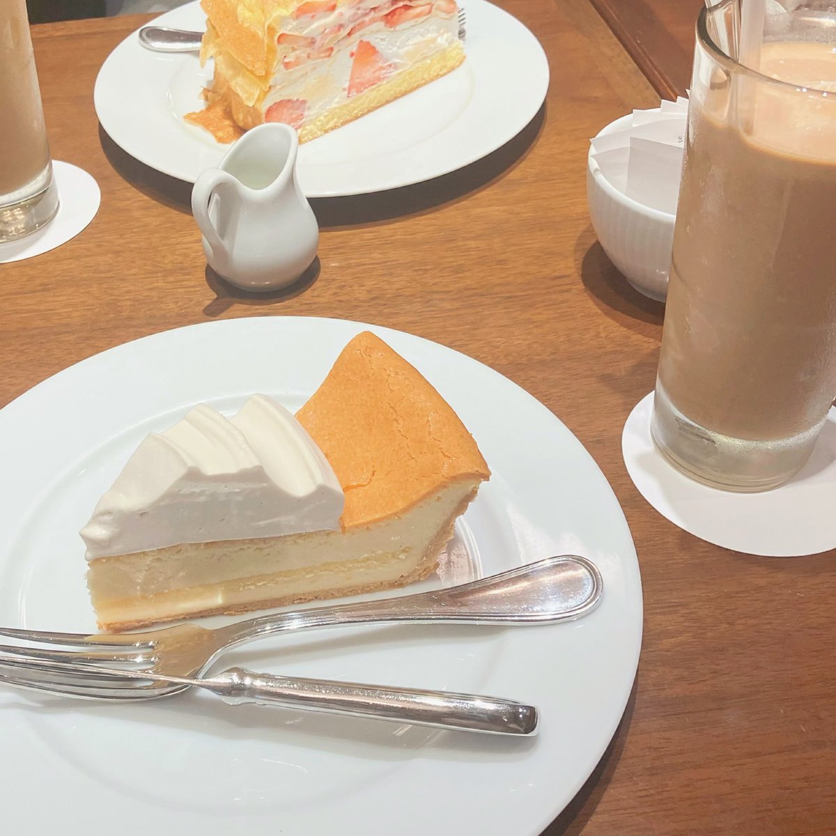 エイプリルフールじゃなかったーーっ！！
私も友達も紺のジャケット＋白のスカート＋黒のバッグ＋オニツカタイガーのスニーカーで…
まさかの双子コーデ状態やった笑

↓ 念願のHARBSのロイヤルミルクティー🫖
アイリッシュクリームチーズケーキがウイスキー入りでフラフラになりながら帰宅中😹(下戸w)