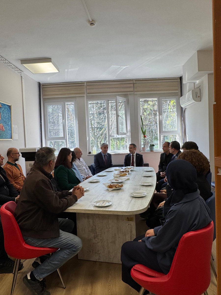 HayrettinLl's tweet photo. Kaymakamımız Sayın Recai KARAL Okulumuzu ziyaret ederek öğretmen ve öğrencilerimiz ile yakından ilgilenmiştir. Kendilerine okulumuz hakkında bilgi sunumu yapılmıştır. Ziyareti ile bizleri gururlandıran Kaymakamımıza çok teşekkür ederiz. @bakirkoygovtr @membakirkoy https://t.co/EYDtYispLl