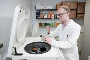 lifecourseUofT's tweet image. Pioneering method transforms discarded #plastic bottles into #Parkinson’s drug using #bacteria eurekalert.org/news-releases/…