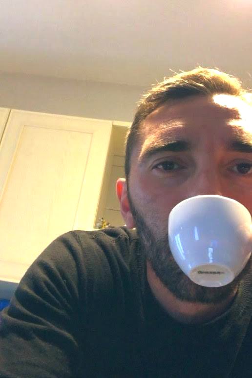 Mezza giornata di lavoro, caffè al calduccio, e il divano pronto per essere sfruttato a dovere 🥱😴