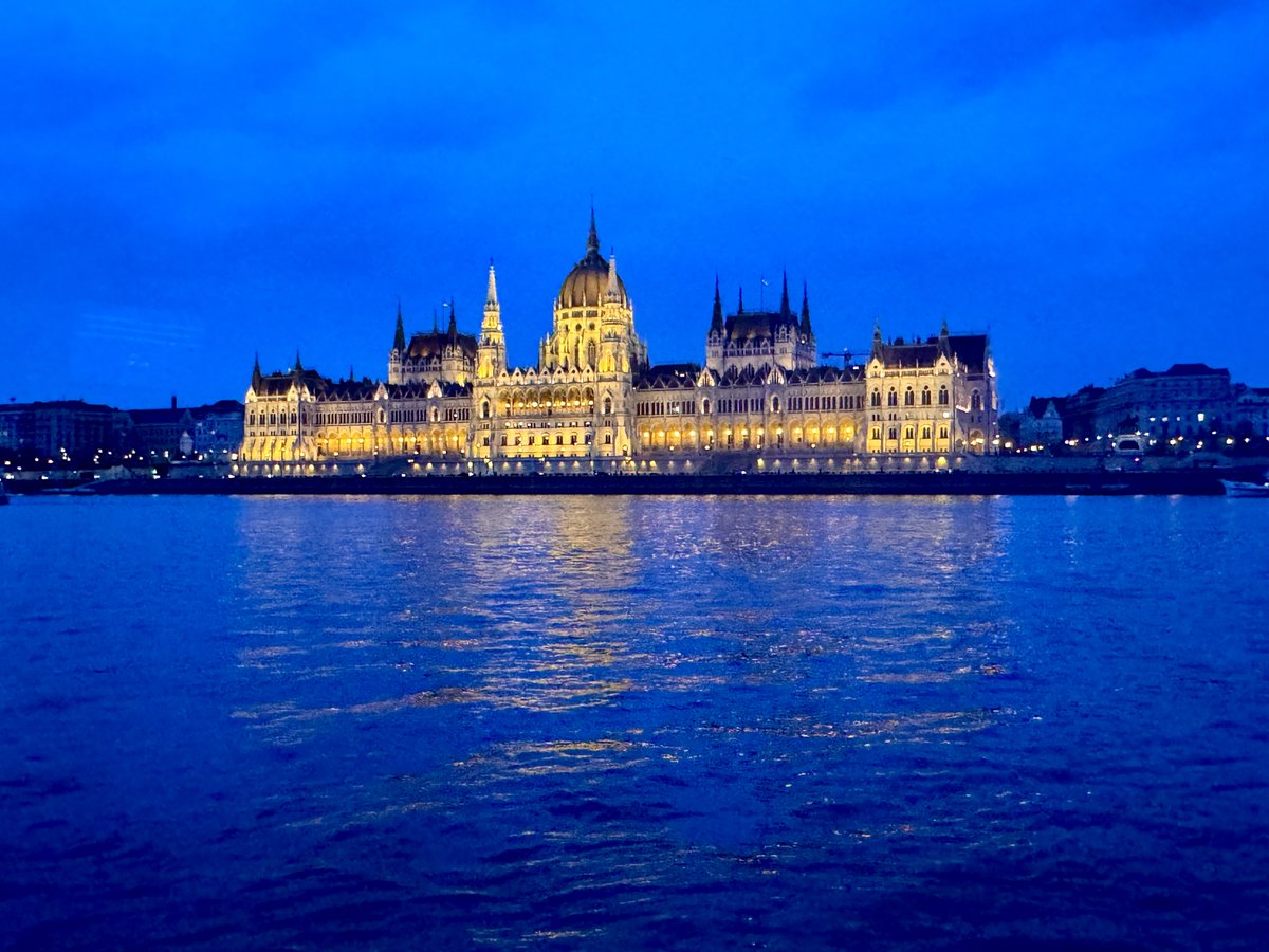 rigoly's tweet photo. Parlamento #Budapest https://t.co/N8souLi1gD
