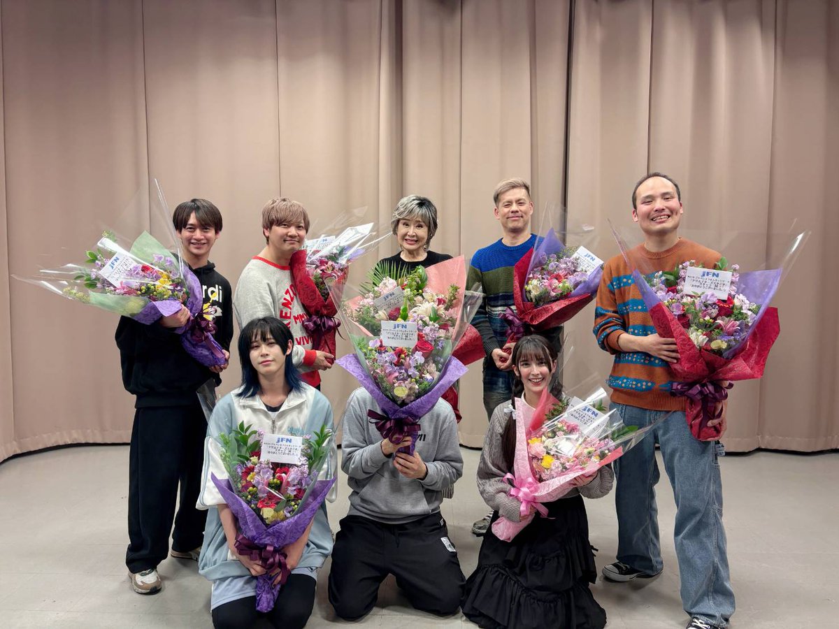 Sachiko_5884's tweet photo. 昨日で、9年半レギュラーパーソナリティをやらせて頂いた「クリスタ」が昨夜で最終回を迎えました！
こんなにレギュラーを長くやったのも初めてでした。月曜チームはとっても楽しく、楽で、居心地よかった🩷　ドグちゃん、スタッフのみんな、本当にありがとう😊
そして、昨日の全曜日大集合最終回も大盛り上がり‼️パーソナリティのみんなの笑顔最高だったー✨

そして、何よりニコパク、クリスタを聴いてくださったリスナーの皆さんに本当に感謝です✨

まだ、実感ないけど、来週の月曜になったら、実感湧いちゃうかもなー。。

本当に皆さん、ありがとうございました♥️♥️♥️

@siteqube 
@jon_408 
@_Naomi_Payton_ 
@chekuta3 
@fujiichan2000 
@Yukino_Ito1218 
@voice_singing 

@JFN_creator