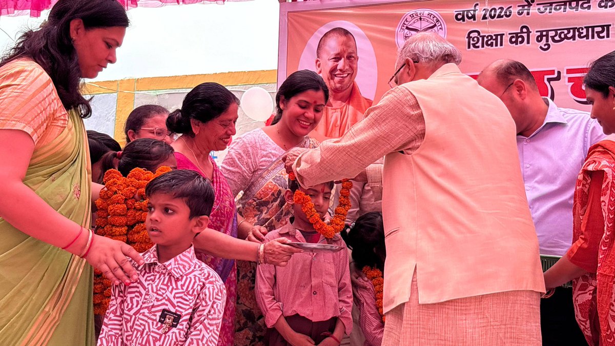 AmitAgarwalBJP's tweet photo. आज प्राथमिक विद्यालय रजपुरा, विकास क्षेत्र रजपुरा, मेरठ में #आयोजित “स्कूल चलो अभियान” (शैक्षिक सत्र 2026-27) के प्रथम चरण में मुख्य अतिथि के रूप में हुआ।
इस अवसर पर बच्चों को पढ़ाई के प्रति प्रोत्साहित करने हेतु तिलक कर उनका #उत्साहवर्धन किया, उन्हें माला पहनाकर सम्मानित किया तथा पुस्तकें एवं चॉकलेट वितरित कीं। साथ ही, मेरठ जनपद के विभिन्न विद्यालयों के शिक्षकों को उनके उत्कृष्ट कार्य के लिए सम्मानित कर उनका मनोबल बढ़ाया।
कार्यक्रम का उद्देश्य 06 से 14 वर्ष के सभी बच्चों को शिक्षा की मुख्यधारा से जोड़ना है। अभिभावकों से अपने बच्चों का नामांकन परिषदीय विद्यालयों में कराने का आह्वान किया।
शिक्षा ही उज्ज्वल भविष्य की आधारशिला है—आइए, हम सब मिलकर हर बच्चे तक शिक्षा की रोशनी पहुँचाने का संकल्प लें और एक सशक्त, शिक्षित एवं आत्मनिर्भर समाज के निर्माण में अपनी भागीदारी सुनिश्चित करें।
इस अवसर पर डॉ. वी.के. सिंह (जिलाधिकारी, मेरठ), नूपुर गोयल (मुख्य विकास अधिकारी, मेरठ) एवं आशा चौधरी (जिला बेसिक शिक्षा अधिकारी, मेरठ) की गरिमामयी उपस्थिति रही।
@narendramodi  @AmitShah  @NitinNabin  @myogiadityanath  @brajeshpathakup  @kpmaurya1