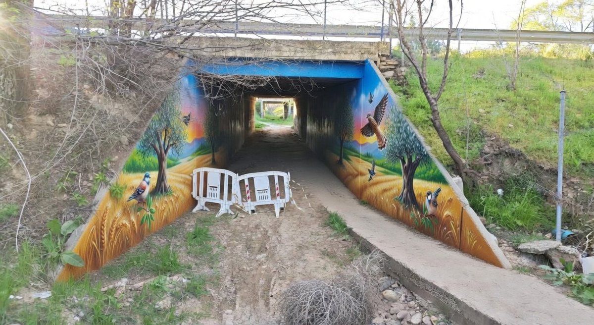 SenderismoGuada's tweet photo. Hay buenos y buenas artistas en la ciudad que podrían decorar esos túneles que la circundan.

Algunas ideas rápidas que genera cualquier IA. 
Palomas, olivar, cultivos... referencias a lo que hay al otro lado... https://t.co/TX8ZELXD1A