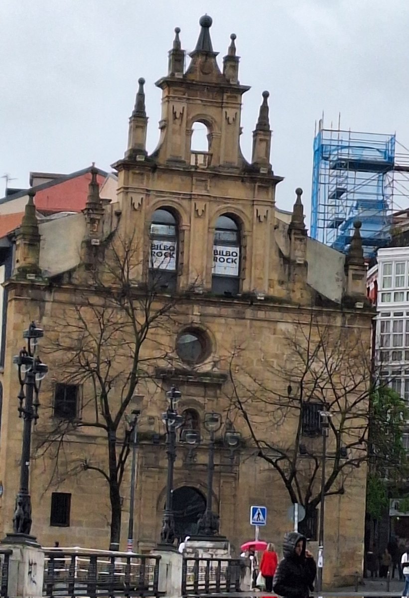 Tiene su gracia que los semanasanteros de Bilbao hayan elegido para su cartel una iglesia desacralizada que lleva 37 años siendo una sala de conciertos, tomándose el trabajo de borrar los rótulos con su nombre: Bilborock. 🤣