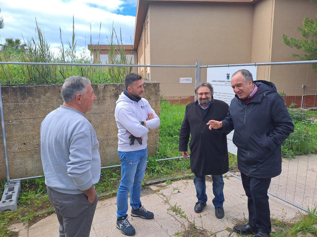 Il presidente G. Pendolino del Libero Consorzio di Agrigento, questa mattina ha effettuato un sopralluogo al Liceo Classico musicale Empedocle per verificarel'avvio dei lavori di manutenzione attesi da tempo. Con lui l'ing. Di Carlo, dirigente del settore Edilizia Scolastica.