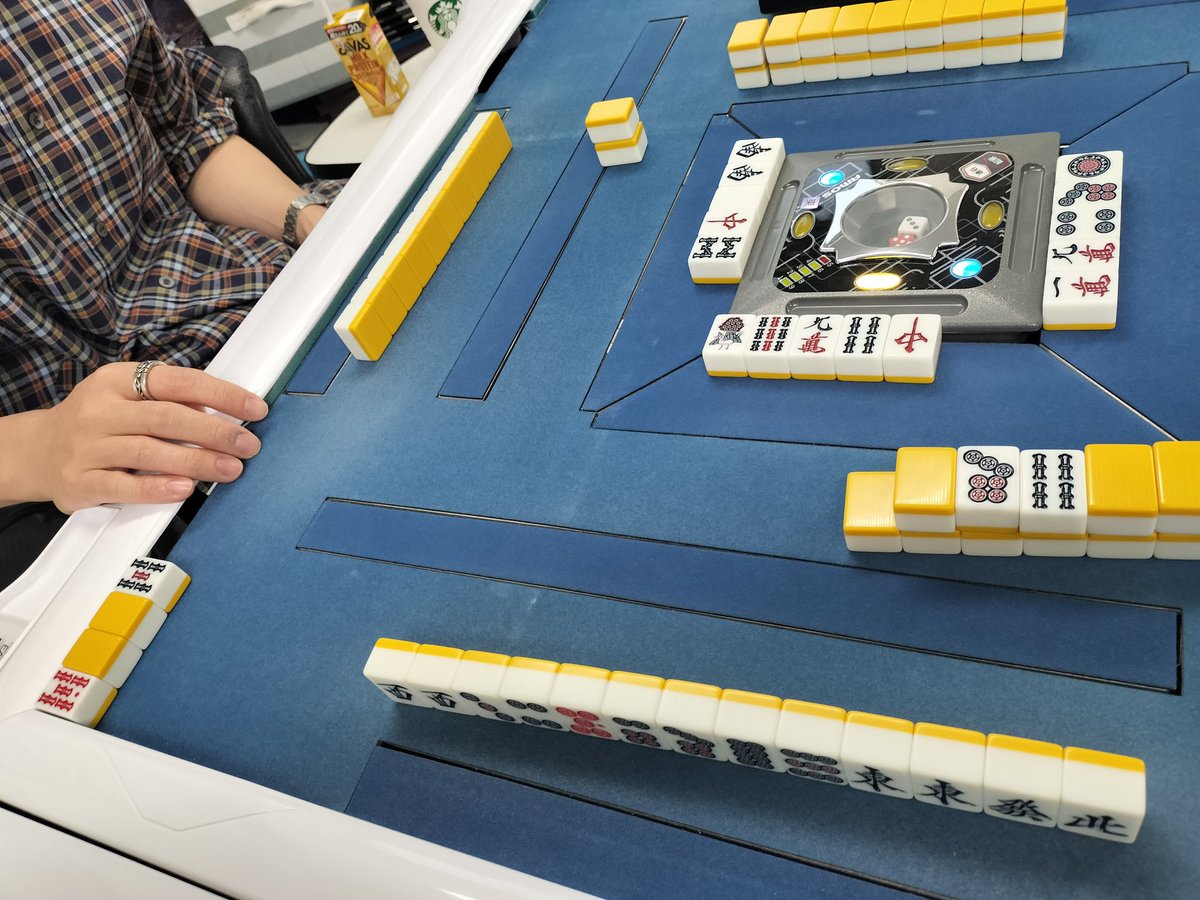 今日はヒロタカさんが三麻で
エイプリルフール的なカンしてました😇
新ドラは…「ありまへん🤣
嘘（5ソー）〜😎」
今日も楽しく営業中です🀄🏞💙🌹