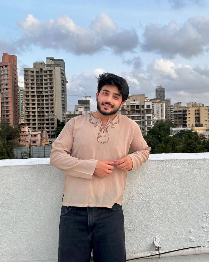 Kashti hai purani magar dariya badal gaya
Meri talaash ka bhi toh zariya badal gaya
Na shakal badla na hi badla mera kirdaar
Bus logo ke dekhne ka nazariya badal gaya...!
#Evening✨