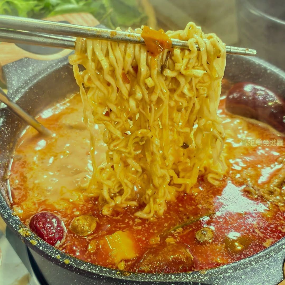 Ms_Jily's tweet photo. 人生真谛：没有一顿麻辣火锅解决不了的烦恼；如果一顿不行，那就再来一顿。简直让人欲罢不能！ https://t.co/ZWotXLOdla