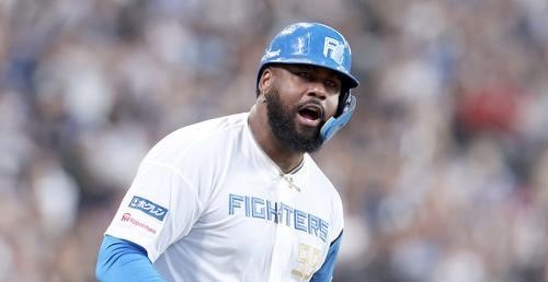 mikedeportes's tweet photo. 私の情報筋によると、MLBの各球団はフランミル・レイエスの復帰を積極的に評価しており、3〜4年で総額3000万〜4000万ドル規模の契約が検討されています。これはMLB復帰だけでなく、日本プロ野球（NPB）に残留する可能性も含まれています。

NPBの球団は、彼の打撃を「希少で世代を代表するレベルのプロファイル」と高く評価しています。村上宗隆や岡本和真のシーズン序盤の好調な打撃は、日本におけるエリート級パワーの基準を引き上げ、中軸打者の価値がこれまで以上に重要であることを改めて示しました。

レイエスは、その型に当てはまるだけでなく、さらに優れたフィジカルと実績を兼ね備えています。MLBとNPBの両方で30本塁打以上のシーズンを複数回記録しており、両市場で通用する打者として評価されている理由です。 #フランミル・レイエス