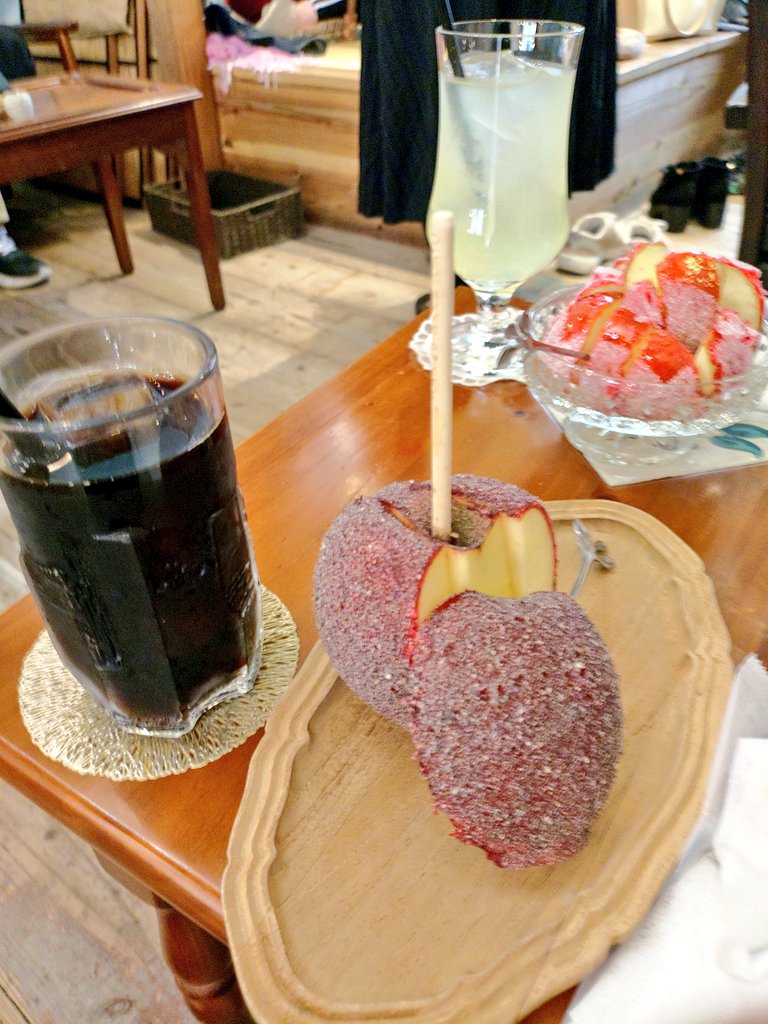 世間と乳を見るゴリラ tweet media