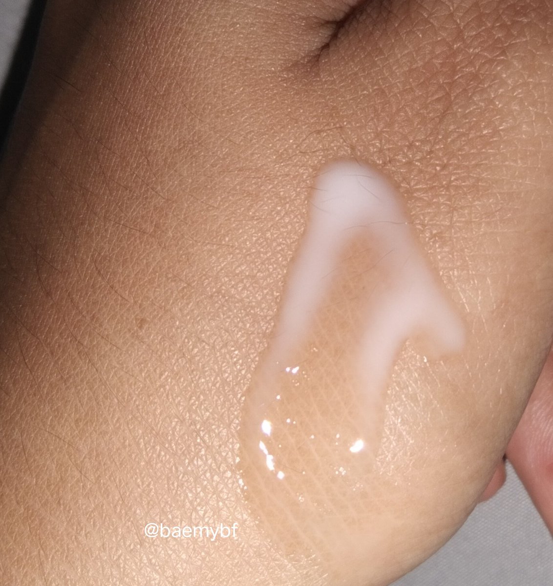 baemybf's tweet photo. Walaupun dia claim nya lotion, tapi ini masih water based kok. Jadi aman banget buat kulit berminyak dan aman juga di pake dibawah make-up. Jujur aku beli ini pas lagi muka meradang banget sampe sakit. Setelah pake 3 harian, merah-merah di muka beneran hilang😭💗 https://t.co/9EW7T3fhpb