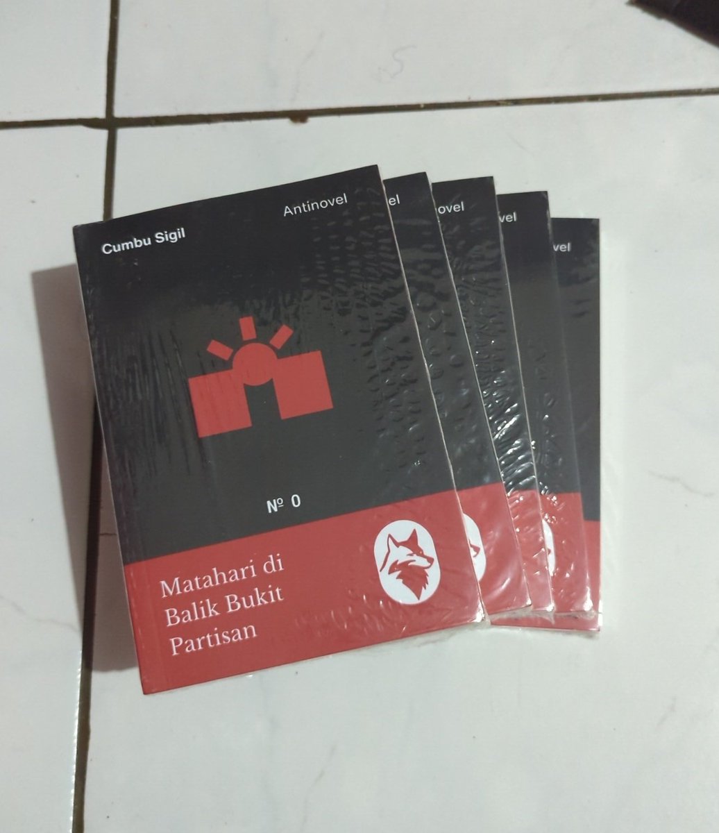 Agar proyek penerbitan kami tetap berjalan, kami jual kembali buku ini guna menutup kerugian dari dana yang digunakan untuk refund  dan karena percetakan tidak memberi perbaikan atau pengembalian dana kepada kami.

Rp65.000
11 x 16 cm
vi + 174 hlm.
Section sewn binding