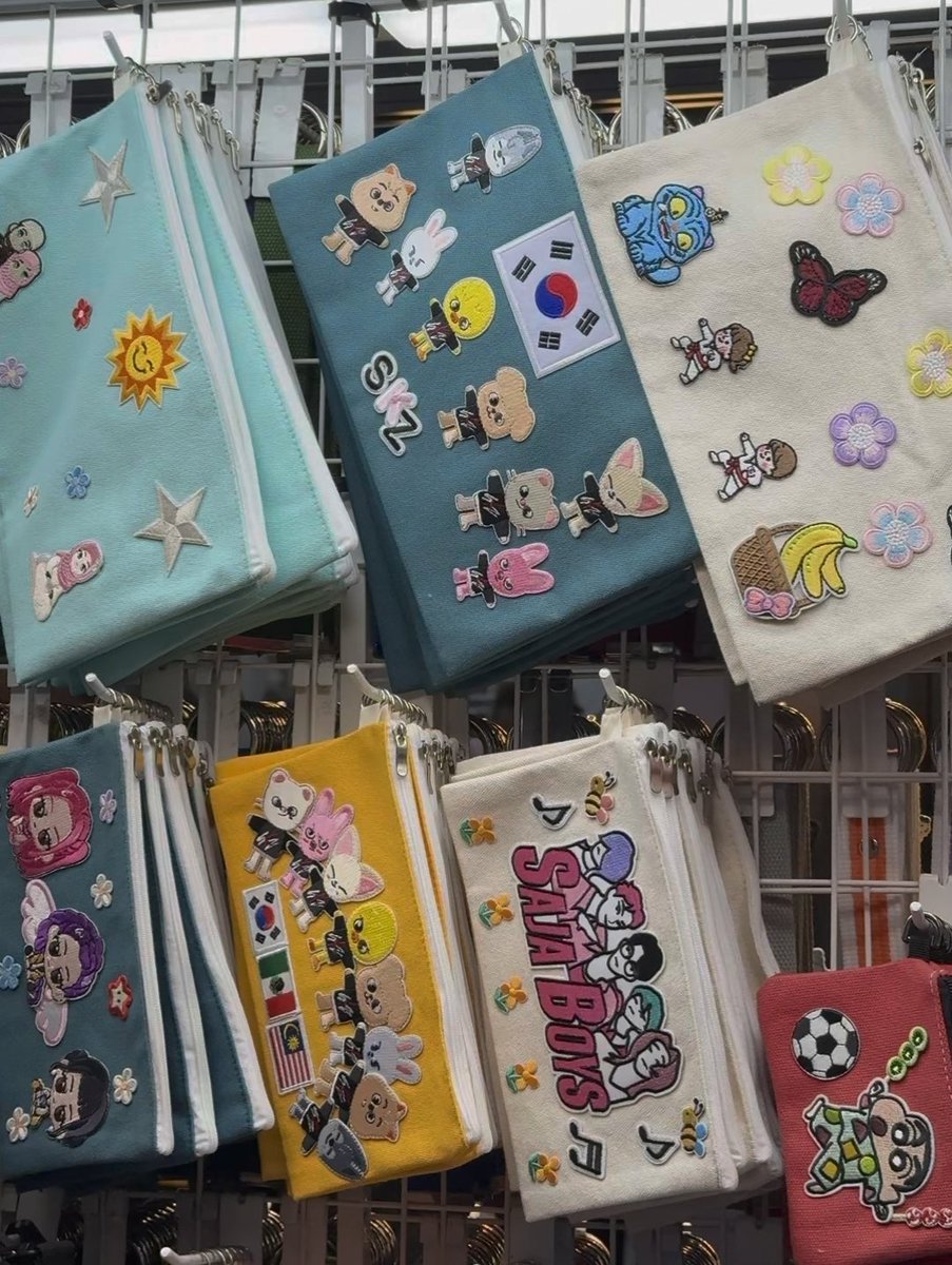 lia•°• held chan's hand 🥺😭 tweet media