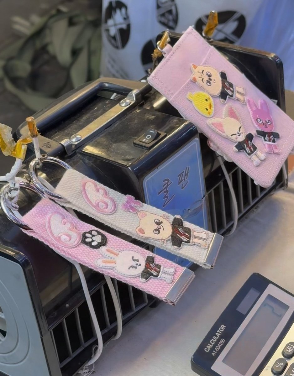 lia•°• held chan's hand 🥺😭 tweet media