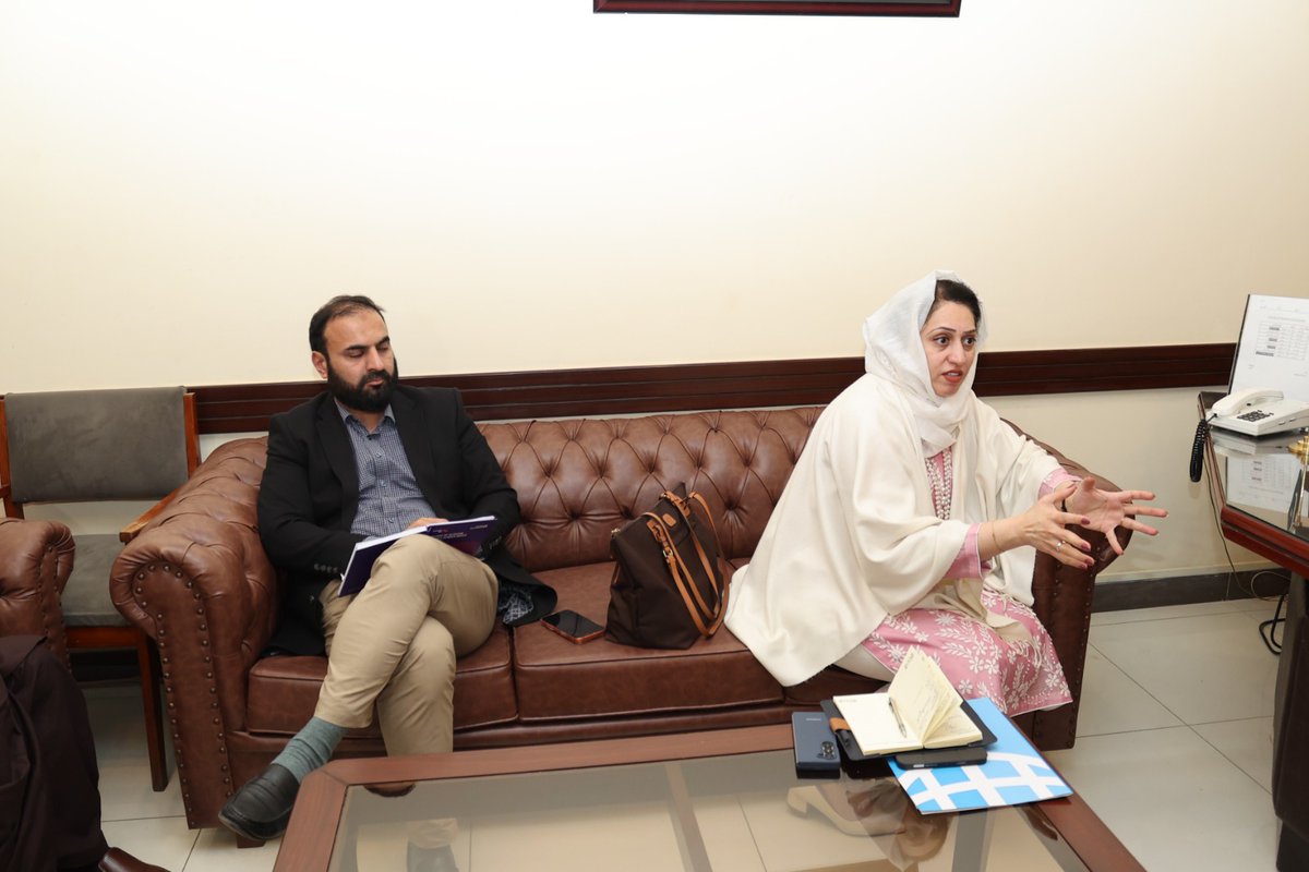 unwomen_pak's tweet image. Day 3 | Mission Balochistan

DCR   @FahmidaIqbal  meets the Women Parliamentary Caucus to strengthen women’s political leadership and advance gender-responsive governance in Balochistan.
#WomenInPolitics #BalochistanMission #GenderEquality