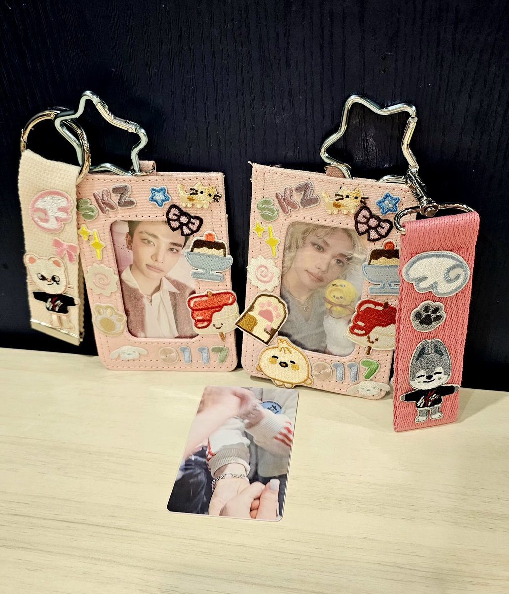 lia•°• held chan's hand 🥺😭 tweet media